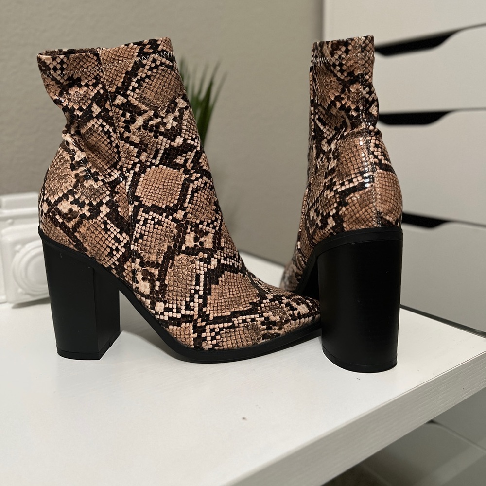 Pointed Toe Heeled Boots